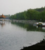 黃水河兩岸生機盎然，綠意蔥蘢，走在兩岸曲徑通幽的小路上，暗香來襲，沁人心脾，成為西寧市的一處天然氧吧。